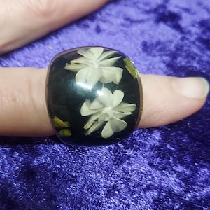 Vintage plastic black and white etched floral cocktail ring