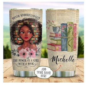 Puede incluir: Un vaso de acero inoxidable con una imagen en blanco y negro de una mujer con afro rodeada de libros. El texto "NEVER UNDERESTIMATE THE POWER OF A GIRL WITH A BOOK" est&aacute; impreso en el vaso. El vaso est&aacute; personalizado con el nombre "Michelle".