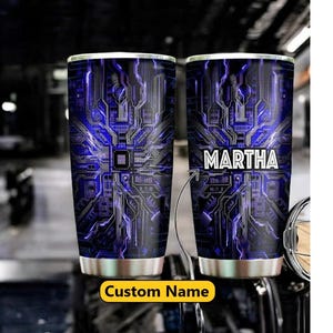 Peut inclure: Deux gobelets en acier inoxydable avec un motif de circuit imprimé bleu. L'un des gobelets porte le nom "MARTHA" en blanc. Les gobelets ont un bord et une base argentés. Le texte "Custom Name" est sur une bannière jaune.