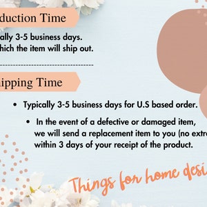 Op de afbeelding: Een lichtblauwe achtergrond met witte bloemen en roze stippen. De tekst "Production Time" en "Shipping Time" staat in een perzikkleurige doos. De tekst luidt: "Normaal gesproken 3-5 werkdagen. Daarna wordt het artikel verzonden." en "Normaal gesproken 3-5 werkdagen voor bestellingen vanuit de VS. In het geval van een defect of beschadigd artikel, sturen we je een vervangend artikel (zonder extra kosten) binnen 3 dagen na ontvangst van het product."
