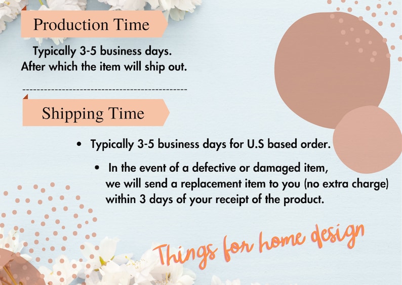 Op de afbeelding: Een lichtblauwe achtergrond met witte bloemen en roze stippen. De tekst "Production Time" en "Shipping Time" staat in een perzikkleurige doos. De tekst luidt: "Normaal gesproken 3-5 werkdagen. Daarna wordt het artikel verzonden." en "Normaal gesproken 3-5 werkdagen voor bestellingen vanuit de VS. In het geval van een defect of beschadigd artikel, sturen we je een vervangend artikel (zonder extra kosten) binnen 3 dagen na ontvangst van het product."