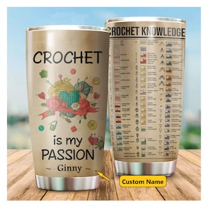 Könnte beinhalten: Ein Edelstahlbecher mit braunem Hintergrund und einer bunten Illustration von Garn, Nadeln und Knöpfen. Der Text "CROCHET is my PASSION ~ Ginny ~" ist auf den Becher gedruckt. Die andere Seite des Bechers zeigt eine Tabelle mit Häkelmaschen und den Text "CROCHET KNOWLEDGE".