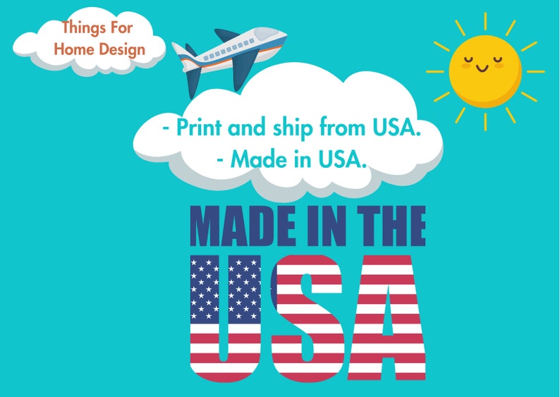 Op de afbeelding: Een grafisch ontwerp met een blauw vliegtuig dat over een witte wolk vliegt met de tekst "Things For Home Design" en "Print and ship from USA. Made in USA." De grafiek bevat ook een gele zon met een glimlachend gezicht en de tekst "MADE IN THE USA" met de letters in rood, wit en blauw.
