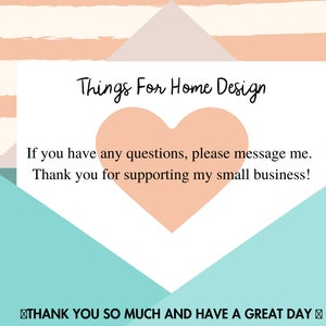 Op de afbeelding: Een witte kaart met de tekst "Things For Home Design" en een roze hart. De tekst onder het hart luidt "Als je vragen hebt, stuur me dan een bericht. Bedankt voor het steunen van mijn kleine bedrijf!" De kaart zit in een lichtblauwe envelop met de tekst "THANK YOU SO MUCH AND HAVE A GREAT DAY" onderaan.