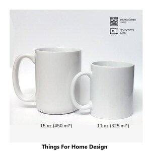 Puede incluir: Dos tazas de cer&aacute;mica blanca, una de 15 onzas (450 ml) y otra de 11 onzas (325 ml), se muestran sobre un fondo blanco. Ambas tazas son aptas para lavavajillas y microondas.