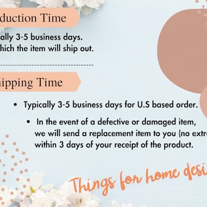 Puede incluir: Un fondo azul claro con flores blancas y lunares rosas. El texto "Production Time" y "Shipping Time" est&aacute; en una caja de color melocot&oacute;n. El texto dice: "T&iacute;picamente 3-5 d&iacute;as h&aacute;biles. Despu&eacute;s de lo cual el art&iacute;culo se enviar&aacute;." y "T&iacute;picamente 3-5 d&iacute;as h&aacute;biles para pedidos con base en los EE. UU. En caso de un art&iacute;culo defectuoso o da&ntilde;ado, le enviaremos un art&iacute;culo de reemplazo (sin cargo adicional) dentro de los 3 d&iacute;as posteriores a la recepci&oacute;n del producto."