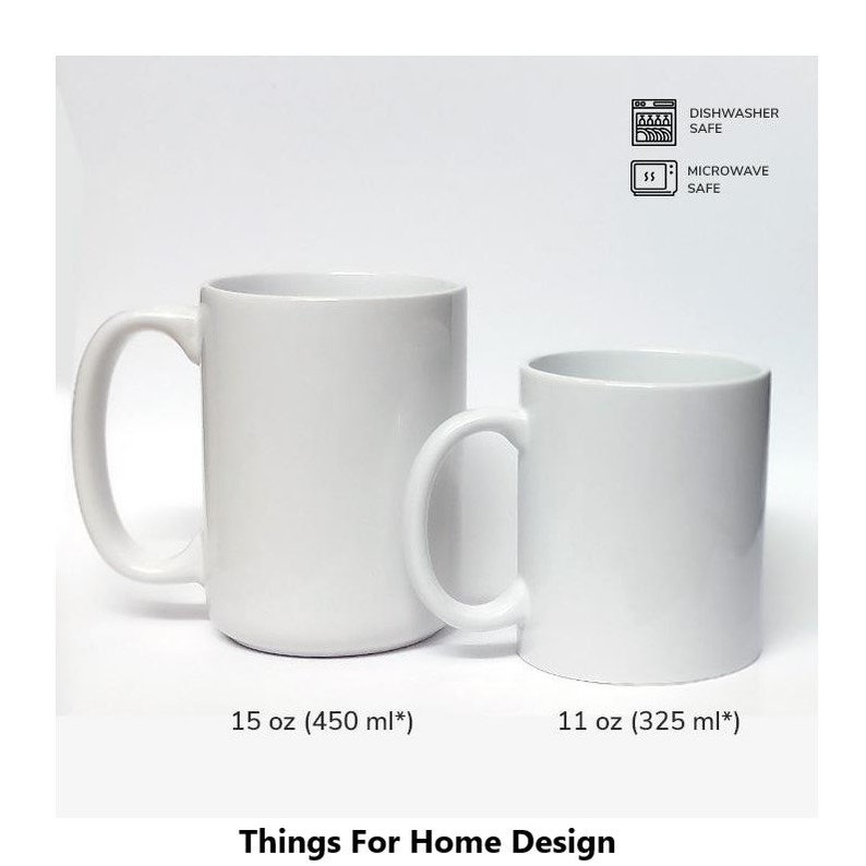 Op de afbeelding: Twee witte keramische mokken, een van 15 ounce en een van 11 ounce, met pictogrammen die aangeven dat ze vaatwasser- en magnetronbestendig zijn. De mokken staan op een witte achtergrond.