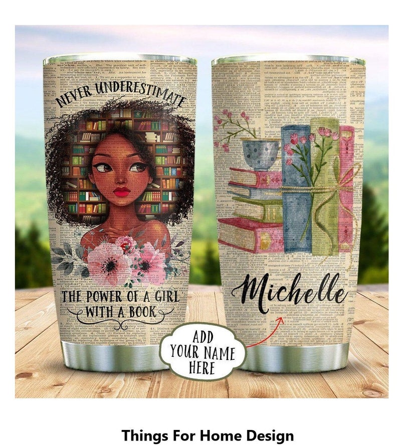 Puede incluir: Un vaso de acero inoxidable con una imagen en blanco y negro de una mujer con afro rodeada de libros. El texto "NEVER UNDERESTIMATE THE POWER OF A GIRL WITH A BOOK" est&aacute; impreso en el vaso. El vaso est&aacute; personalizado con el nombre "Michelle".