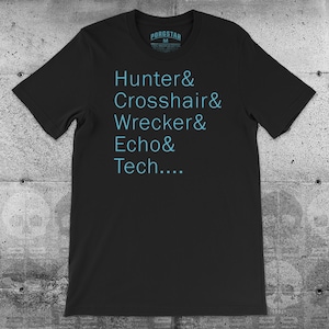 Può includere: Maglietta nera con il testo "Hunter & Crosshair & Wrecker & Echo & Tech..." in azzurro chiaro.