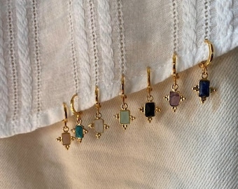 Boucles Andromaque, mini créoles plaqué or, pendentif, lapis lazuli, turquoise, quartz rose, pierre de lune, onyx, améthyste, calcédoine
