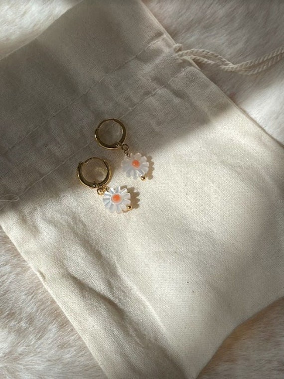 Boucles d'oreilles Flora, marguerite orange, pendentif en nacre, mini créoles, créoles dorées, créoles minimalistes, mini créoles nacre
