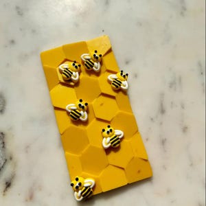 Bee Honeycomb Chocolate – Edible Bee Gift – Cute Chocolate Bar – Handmade Themed Chocolate – Party Favor – Bee Lover Gift – Unique Treat