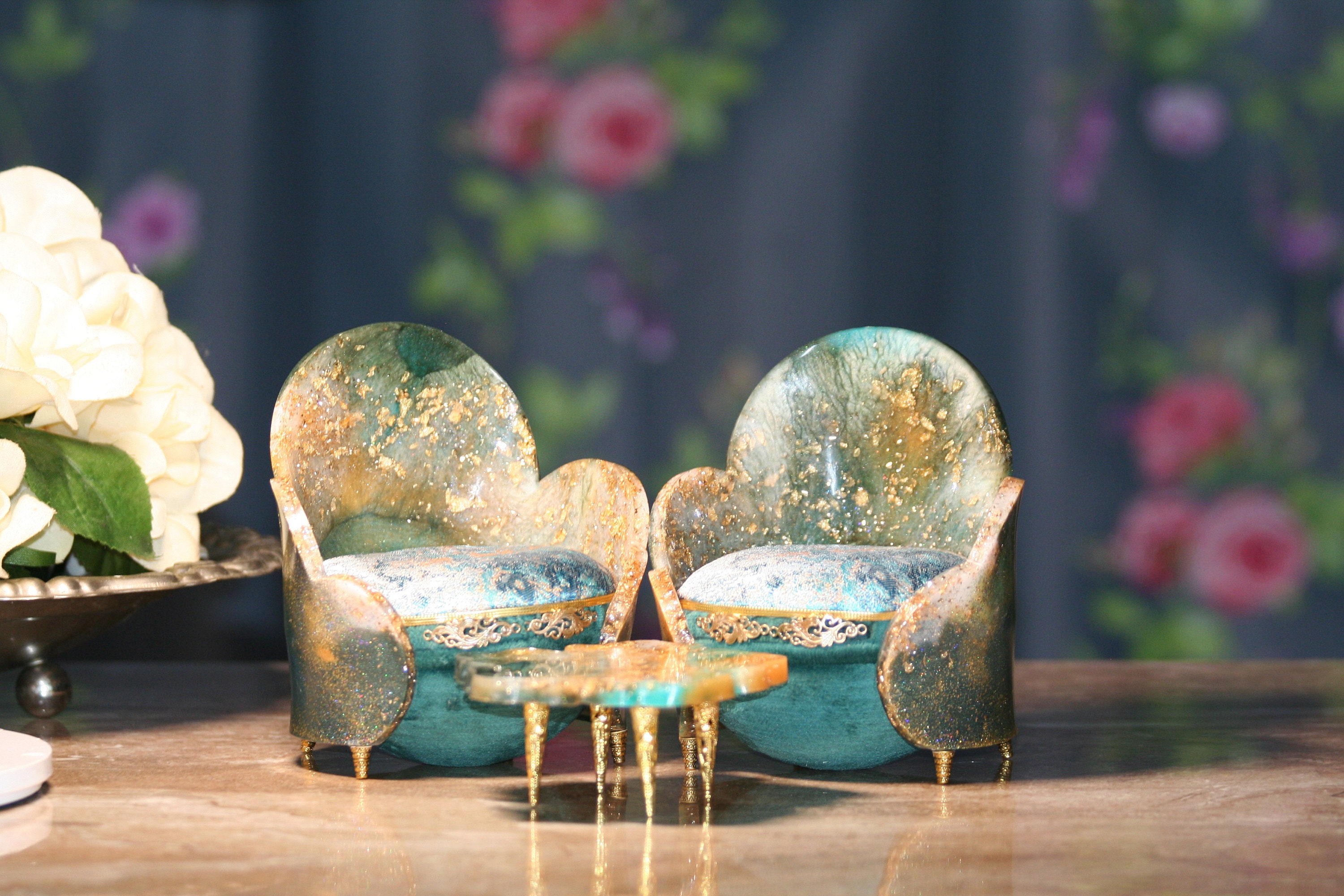Ensemble de fauteuils verts pour maison de poupée miniature avec table