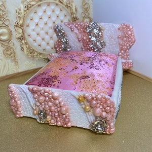 Miniature Doll&#39;s House Pink Bed For a 1:12th Scale doll/Dollhouse Bedroom Bed With Mattress/Luxury Queen Bedroom