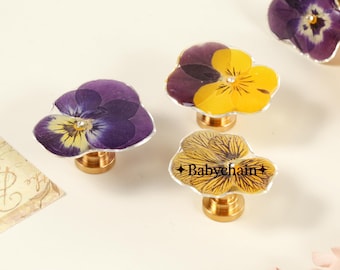 Getrocknete Blume Schrankknopf, Kinderzimmer Schubladenknauf, individuell gravierte Möbelbeschläge, Kinderzimmer Schrankknopf, Stiefmütterchen Blume Kommode Griff