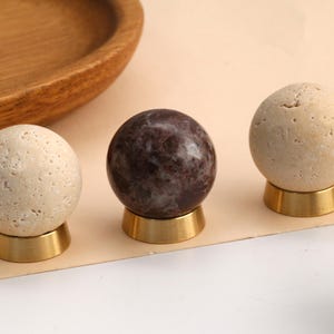 Tirador de cajón esférico de travertino con base, tirador de bola redonda de latón Rosso, tiradores para armarios y muebles, tiradores de cómoda grabados a medida.