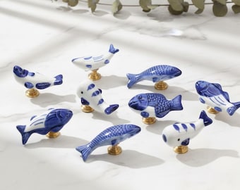 Gałka ceramiczna Blue Fish z jednym otworem, uchwyt do szafki, uchwyt do szuflady w pokoju dziecięcym, gałka do mebli z grawerunkiem, gałka do komody kuchennej