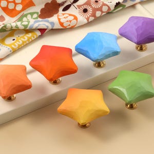 Puxadores de gaveta de madeira em formato de estrela, puxadores de armário coloridos, ferragens para móveis com gravação personalizada, puxadores de quarto infantil com estrelas do arco-íris, puxadores de porta de cômoda.
