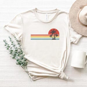 Camiseta retro de isla tropical, camiseta vintage de verano con atardecer, atuendo colorido de palmera, camiseta playera, regalo para vacaciones de verano