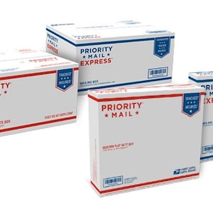 Può includere: Quattro scatole Priority Mail, di cui due sono Priority Mail Express. Le scatole sono bianche con accenti blu e rossi. Le scatole sono impilate l'una sull'altra.