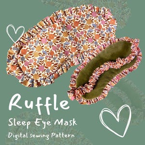 Op de afbeelding: Twee slaapogenmaskers met een bloemenpatroon en ruches. De maskers zijn in tinten bruin, oranje, roze en blauw. De tekst "Ruffle Sleep Eye Mask Digital sewing Pattern" wordt weergegeven op een groene achtergrond.