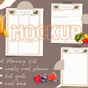 Può includere: Un kit di pianificazione dei pasti con un pianificatore settimanale, obiettivi dietetici e una banca pasti. L'immagine include un bicchiere di succo d'arancia, arance e prodotti freschi. Il testo "MOCKUP" è sovrapposto.