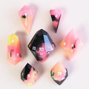 Neon Nostalgia 2 volledige dobbelstenen set - handgemaakte hars dobbelstenen set, hars DnD dobbelstenen, hars scherpe rand dobbelstenen, polyedrische dobbelstenen, DnD dobbelstenen set