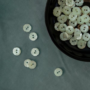 Mother of Pearl Carved Flower Buttons [Beatrix]