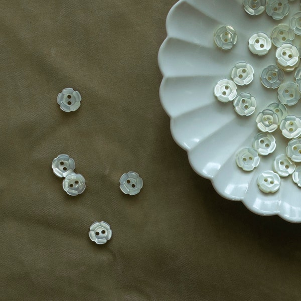 Mother of Pearl Carved Flower Buttons [Daphne]