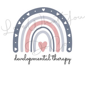 Puede incluir: Ilustración digital de un arcoíris con un corazón en el centro. El arcoíris tiene arcos azules, grises y rosas, con pequeños corazones blancos a lo largo del arco superior. Debajo están las palabras "terapia del desarrollo".
