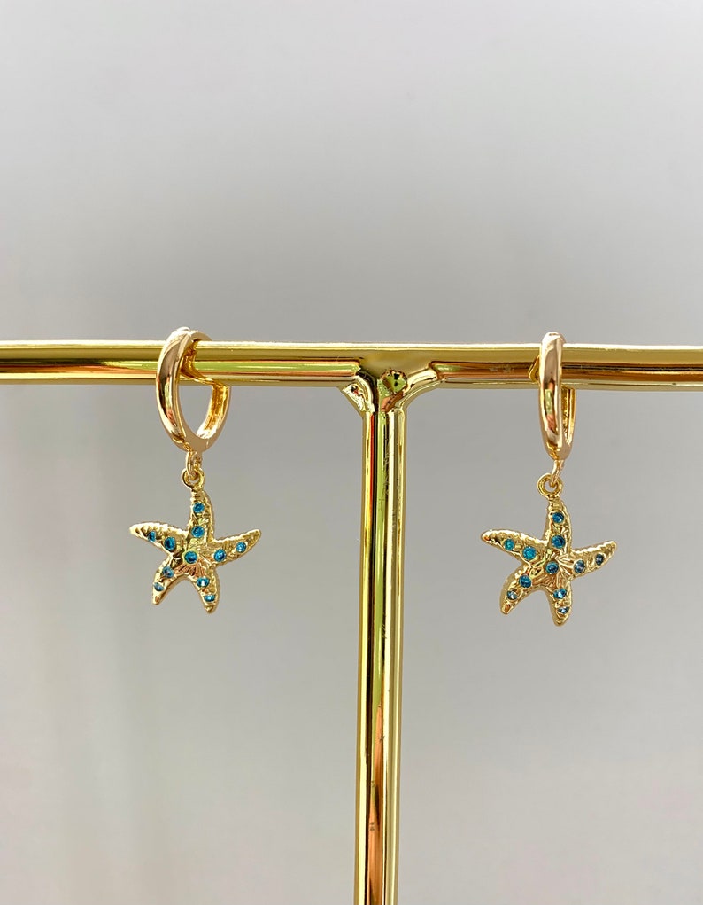 18kt gold plated star fish huggie hoop earrings Bild 4