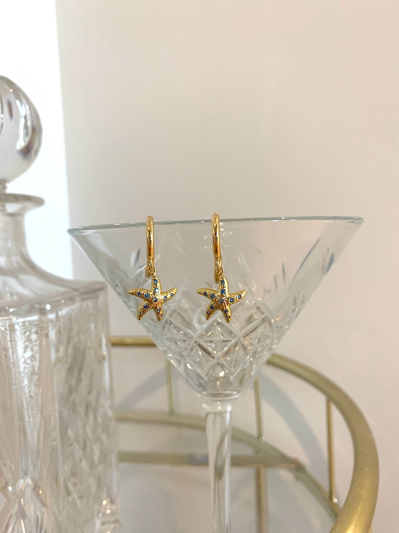 18kt gold plated star fish huggie hoop earrings Bild 7