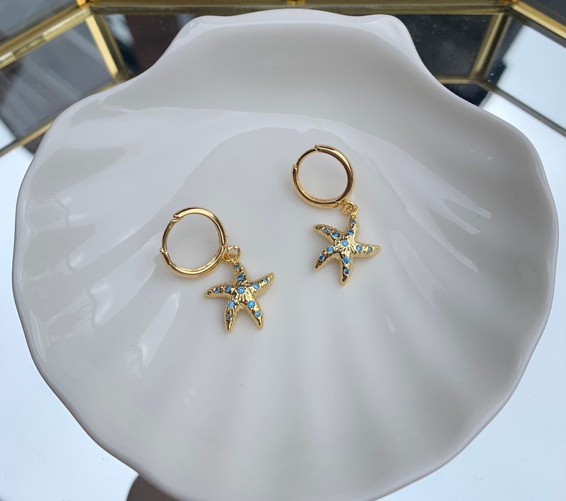 18kt gold plated star fish huggie hoop earrings Bild 5