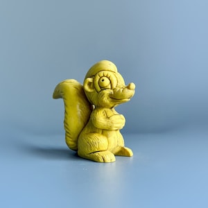 1960&#39;S Marx Walt Disney Productions Bambi Flower Skunk Figurine DisneyKins Type, Yellow Plastic Mini Figurine Disney, WDP Marx