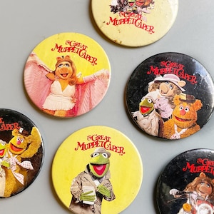 The Muppets Vintage Badges, CHOOSE YOUR OWN, The Muppets The Great Muppet Caper, Kermit Miss Piggy, Fozzy Bear Retro Pin Badges Buttons 80&#39;s