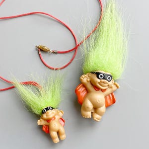 Halloween Russ Troll Necklace & Pin Badge Set, Vintage Troll Doll Mini Masked Man Troll Halloween Cape Troll Doll Jewellery 90&#39;s