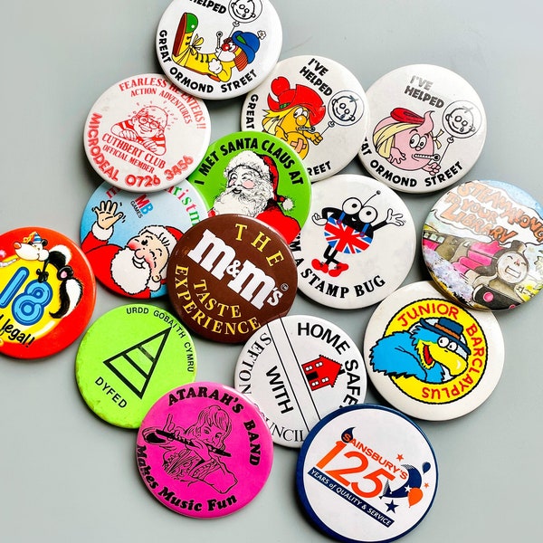 Badges vintage, badges publicitaires des années 80 et 90, badges de personnages nostalgiques, chaussures, punaise, père Noël