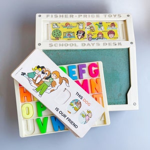 Mesa Fisher Price School Days, quadro negro Fisher Price anos 70, cartões, letras magnéticas, mesa escolar vintage Fisher Price