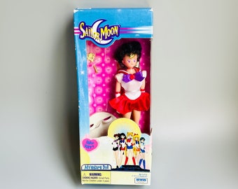 Poupée Sailor Moon Sailor Mars Adventure Sailor Moon, figurine articulée Sailor Moon des années 2000, Vivid Imaginations Irwin 15,2 cm (6 po.) poupée mobile Sailor Mars MIB