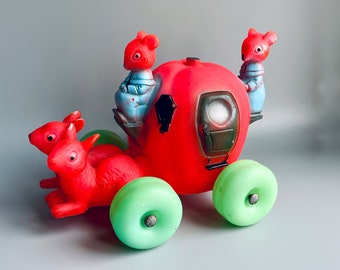 RARO Carruaje de ratón para tirar de Edward Mobley, juguete de goma kitsch de los años 60, carro de conejo tirando de calabaza. Raro.
