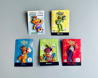 Odznaki Muppet Show, WYBIERZ SWOJĄ, 25. rocznica charytatywnej odznaki Muppet Show, Kermit, Miss Piggy, Fozzie Bear, Muppet Babies