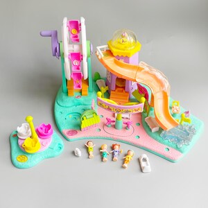 Polly Pocket Rides N' Surprises, Polly Pocket z lat 90., Polly Pocket Fun Fair Slide, Diabelski Młyn i Figurki z Drewnem Zjeżdżalnią / Wózkiem Z Drewna