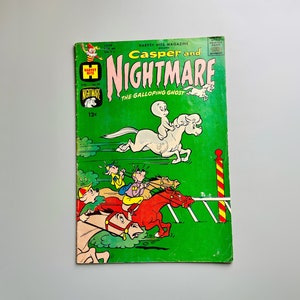 以下が含まれることがあります： カスペルというフレンドリーな幽霊が白い馬に乗っている、ビンテージなコミックの表紙。表紙は緑色で、背景には黄色と赤のストライプのポールがあります。コミックのタイトルは「カスペルと悪夢：ギャロッピング・ゴースト」です。