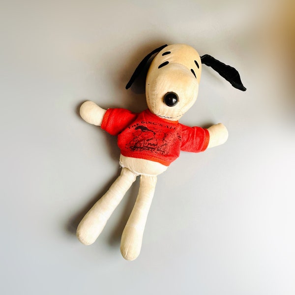 Grande poupée jouet Snoopy Peanuts, années 1950 - années 60, rare vintage Snoopy Cloth Ragdoll The Gangs All Here pull, 11,5 po. Snoopy 60's