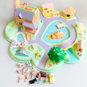 Polly Pocket Polly&#39;s Dream World, 90&#39;s Vintage Polly Pocket Land With Figures, Vintage Polly Pocket Yellow White Pool Tiles UK Variant