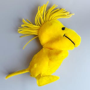 Peluche vintage de Woodstock, Snoopy de Peanuts, pájaro amarillo, United Feature, pies de fieltro de 7 pulgadas. imagen 1