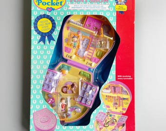 Polly Pocket: El Show de Ponis de Polly ¡COMPLETO EN CAJA! Polly Pocket Vintage 90s Bluebird Toys Pony Show Trigger Horse Shoe Compact con Sonido, Funciona