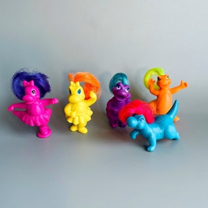 Mini Darlin’ Dinos, dinozaury z lat 90. z długimi włosami, słodka tęcza Mini zabawki Darling Dinos z lat 90. Meritus