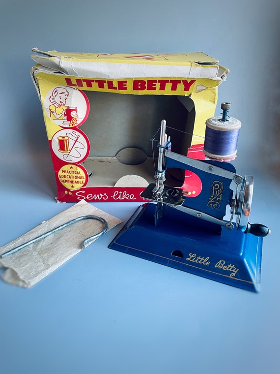 Little Betty Toy Sewing Machine, Vintage Small Sewing Machine in Box, Blue  Metal Little Betty 