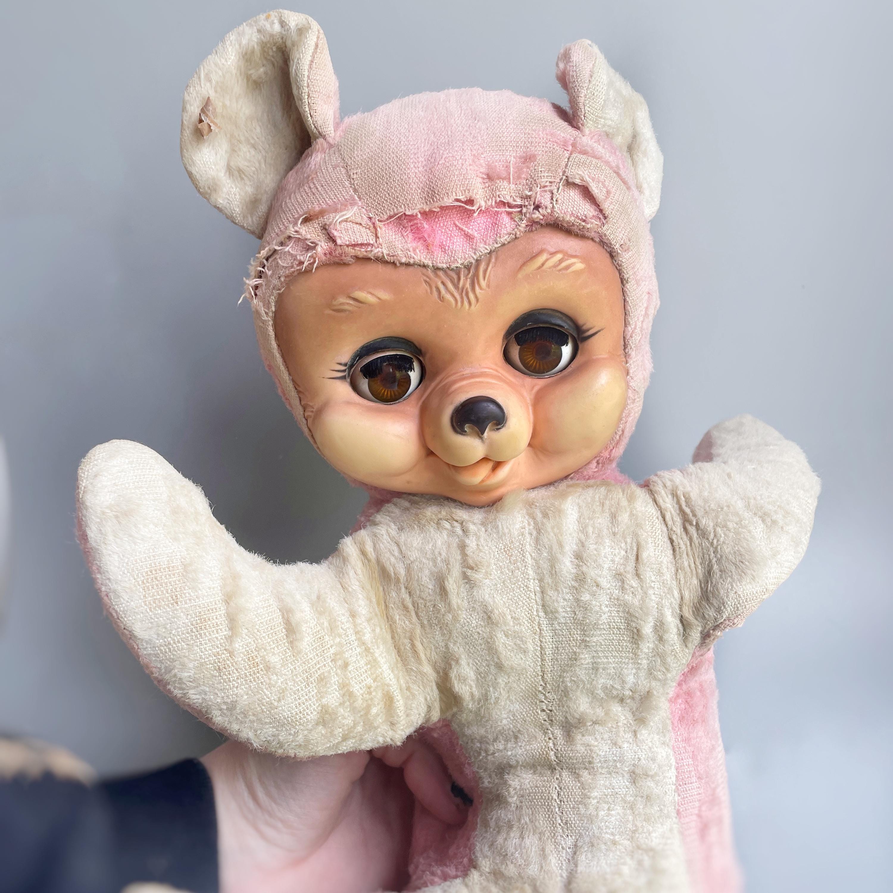 目が点滅するゴム製のぬいぐるみクマ、奇妙で不気味なヴィンテージクマ